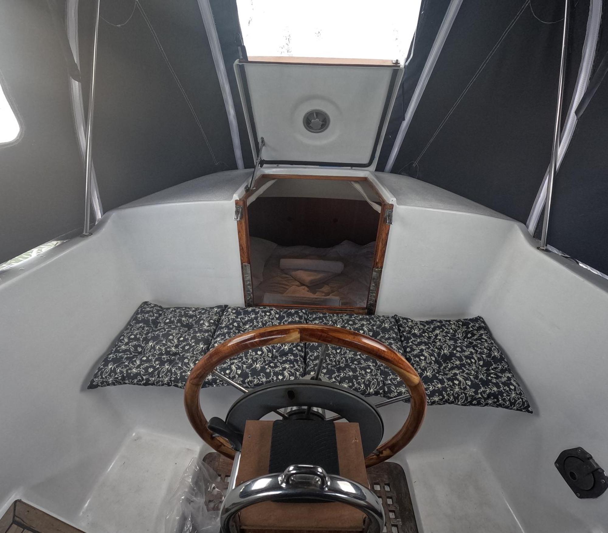 Joky - Floating Refuge Hotel en barco *